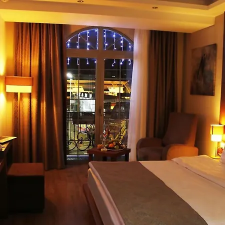 Premium Luxury Boutique & Restaurant Location ! 3*